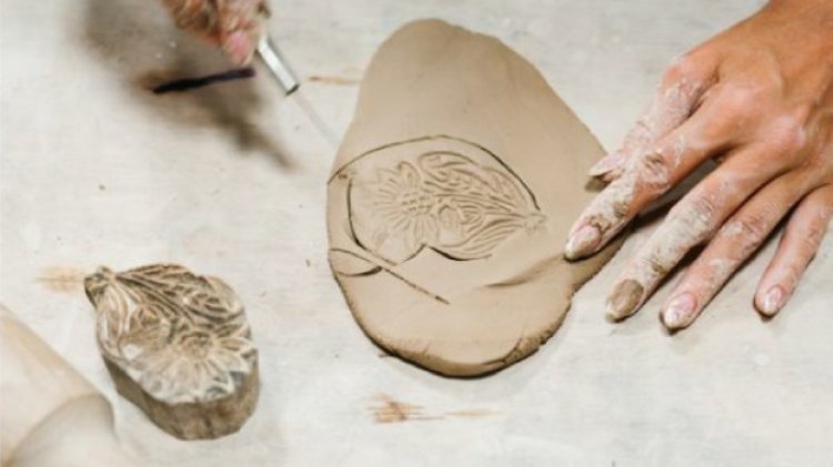 Modelar el presente: talleres de cerámica para crear y compartir