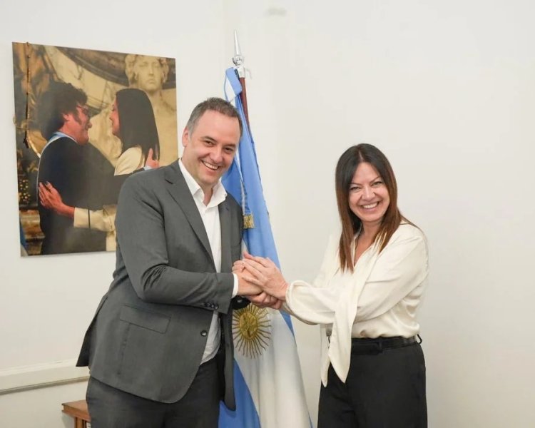 Manuel Adorni se reúne mano a mano con ministros