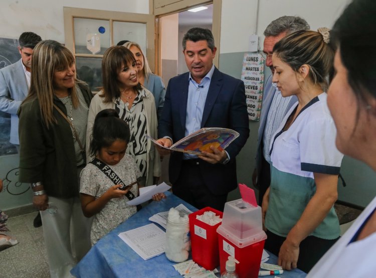 El gobernador Orrego entregó anteojos a más de 2800 personas y recorrió un nuevo operativo de San Juan Cerca