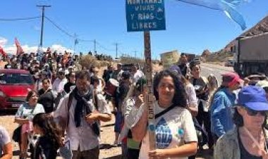 Masiva caravana en Mendoza contra el proyecto minero que respaldó Milei