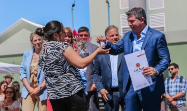 El gobernador encabezó una nueva entrega de viviendas en Rawson