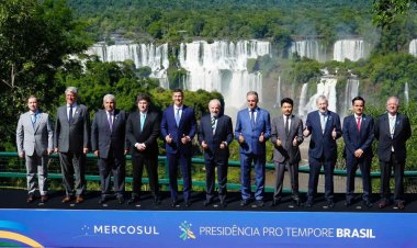 Cumbre del Mercosur:  Milei posó para la foto familiar con las Cataratas de fondo