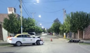 Un remisero chocó a una moto y dejó a una joven con varias fracturas