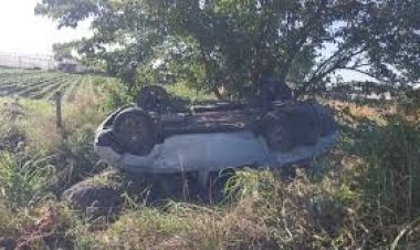 Recibió un mate de su mujer mientras manejaba hacia la Costa, volcó y murió