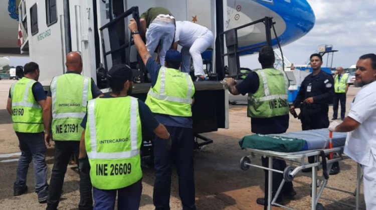 Susto en el Aeropuerto de Ezeiza: cinco personas resultaron heridas al desplomarse un elevador hidráulico