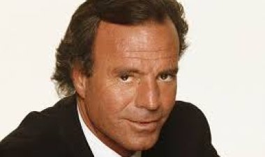 Dos exempleadas de Julio Iglesias lo denunciaron por agresiones sexuales