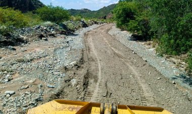 Con trabajos de máquinas se rehabilito el camino de la Huerta de Huaqui