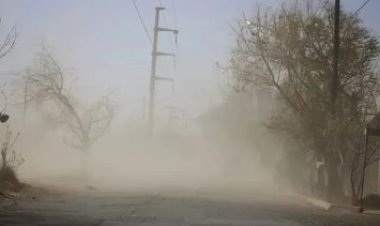 Llegó el viento sur a la provincia con una nube de tierra que cubrió el cielo