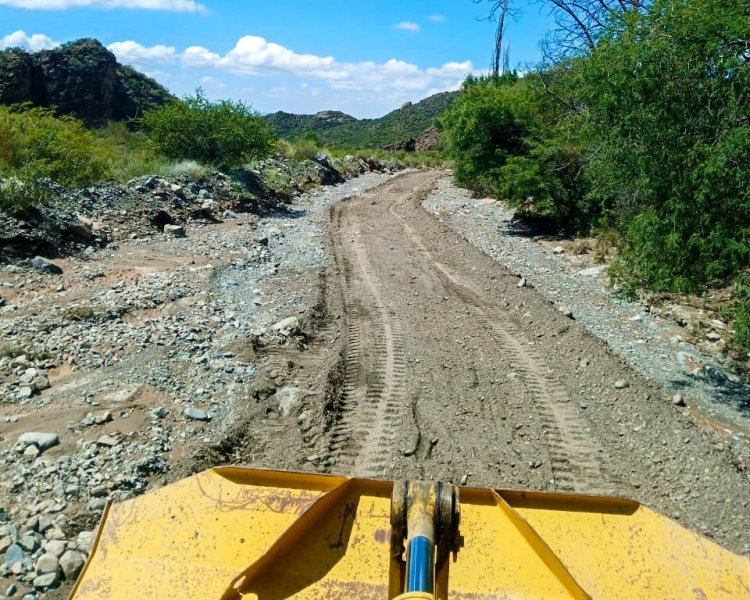 Con trabajos de máquinas se rehabilito el camino de la Huerta de Huaqui