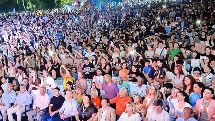 Albardón celebró su aniversario con mas de 50 mil personas que tuvo como show central a Axel