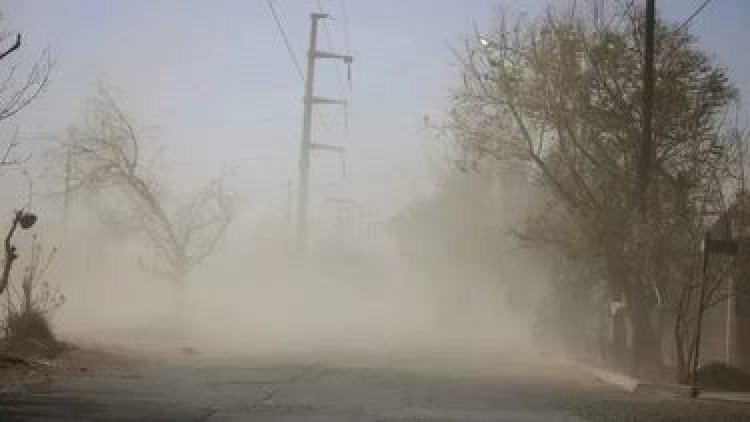 Llegó el viento sur a la provincia con una nube de tierra que cubrió el cielo