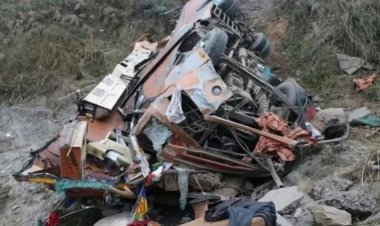 Un micro cayó al río en el centro de Nepal: 18 muertos