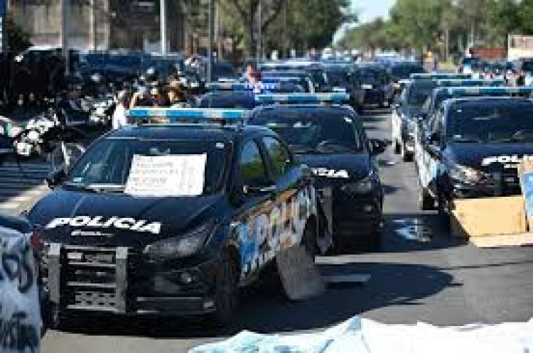 Tensión policial en Santa Fe: cuánto cobran los agentes en febrero de 2026 y qué reclaman en las protestas