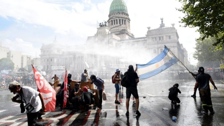 Incidentes por la reforma laboral: gases, explosiones y detenidos en las afueras del Congreso