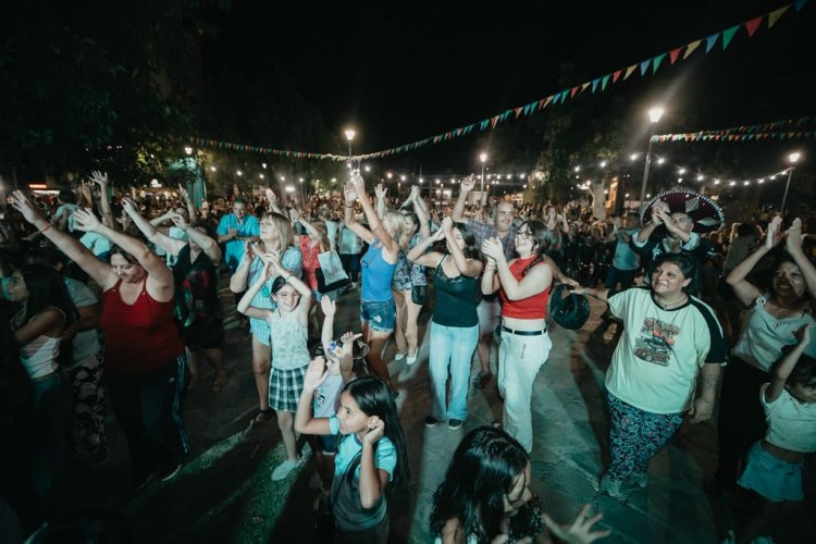 Capital: Exitoso Carnaval, con música, cultura y gastronomía en plaza Hipólito Yrigoyen