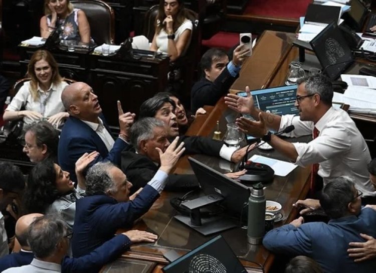 El oficialismo aprobó en Diputados la reforma laboral en una sesión marcada por escándalos