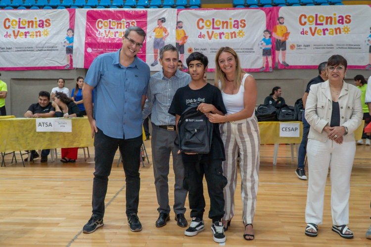 Los participantes de las Colonias de Verano en Rawson recibieron sus kits escolares