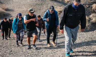 Rawson invita a conectar con la naturaleza: trekking y yoga en la cima del Cerro Barboza