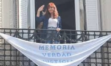 Cristina Kirchner colocó en su balcón una bandera con la consigna "Memoria, Verdad y Justicia"
