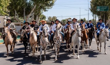 Orrego encabezó una nueva edición de la Cabalgata de la Fe a la Difunta Correa con jinetes de todo el país y Chile