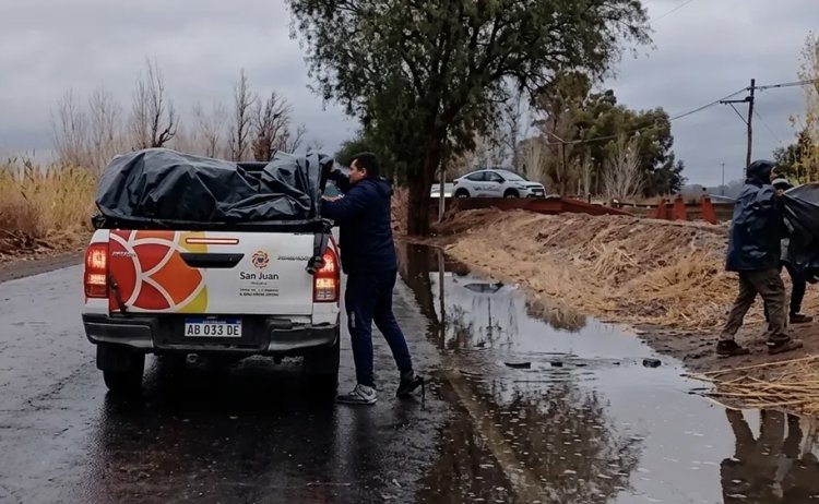 El Gobierno asiste a familias afectadas por el temporal en Sarmiento
