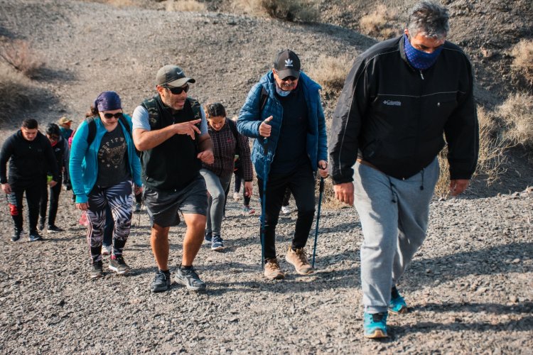 Rawson invita a conectar con la naturaleza: trekking y yoga en la cima del Cerro Barboza