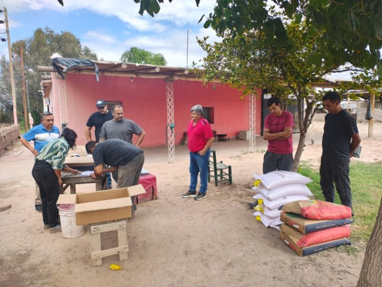Entregaron semillas a productores de Albardón para mitigar daños sufridos