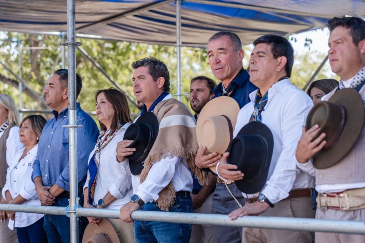 Orrego encabezó una nueva edición de la Cabalgata de la Fe a la Difunta Correa con jinetes de todo el país y Chile