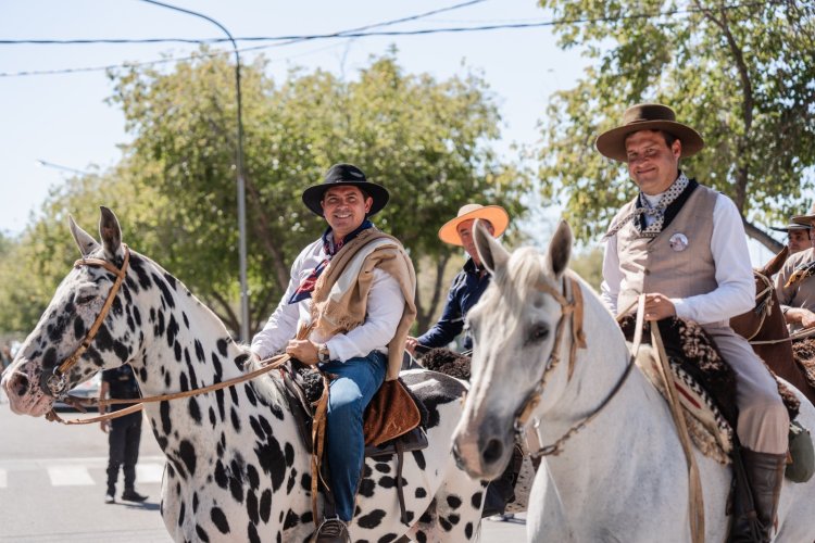 Orrego encabezó una nueva edición de la Cabalgata de la Fe a la Difunta Correa con jinetes de todo el país y Chile