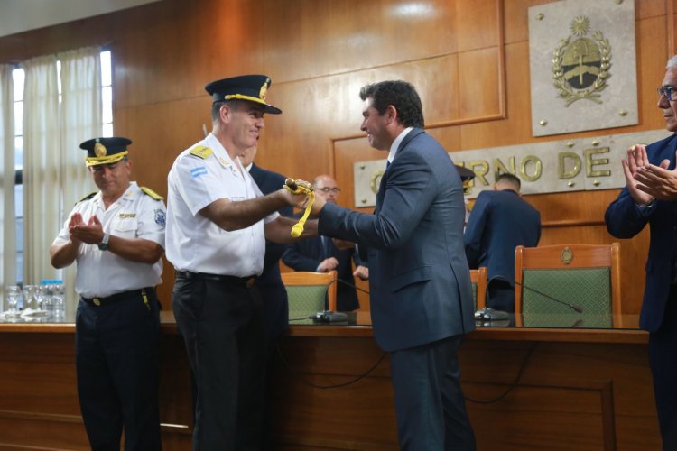 El gobernador entregó sables de mando a la Plana Mayor de la Policía de San Juan y reforzó el compromiso con la seguridad pública