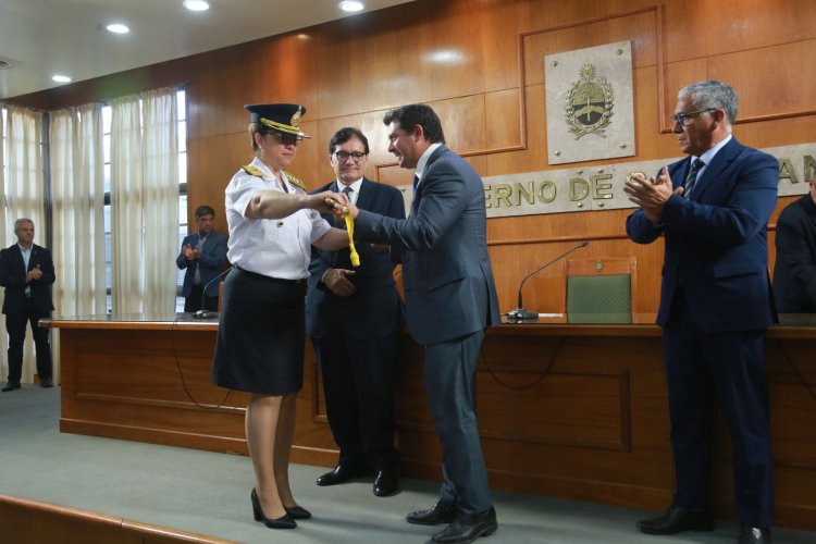 El gobernador entregó sables de mando a la Plana Mayor de la Policía de San Juan y reforzó el compromiso con la seguridad pública