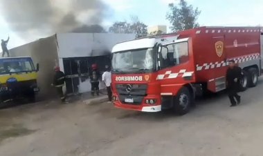 Un incendio de gran magnitud se desató en un depósito en Santa Lucía