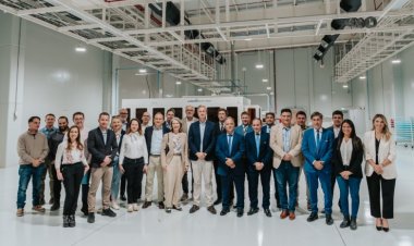 Embajadores europeos visitaron EPSE y conocieron la fábrica de paneles solares