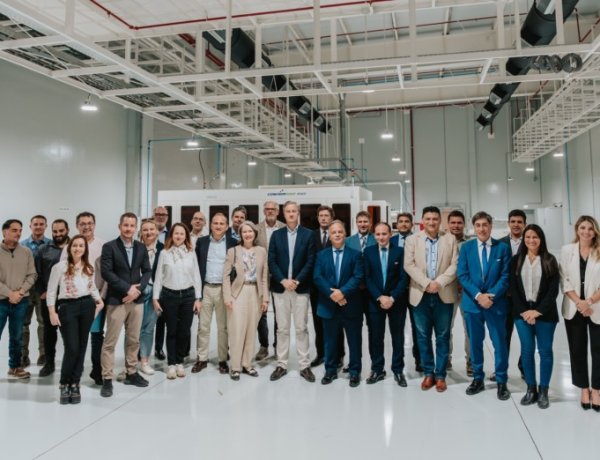 Embajadores europeos visitaron EPSE y conocieron la fábrica de paneles solares