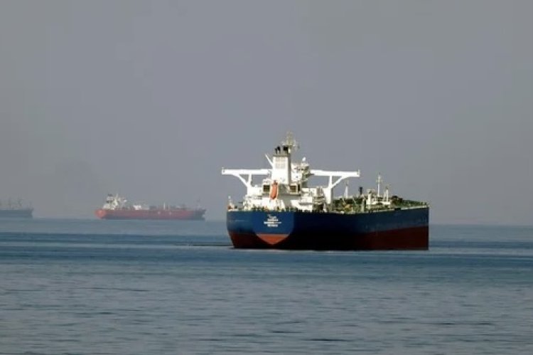 Los primeros buques atravesaron el estrecho de Ormuz tras el alto el fuego anunciado por Estados Unidos e Irán