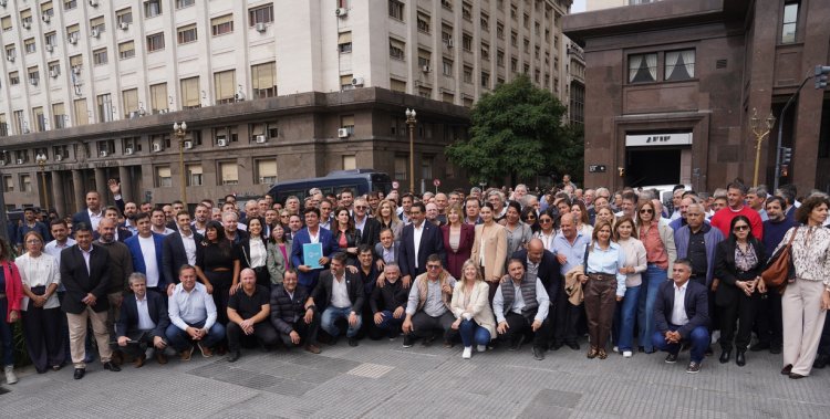 150 intendentes le exigieron a Caputo que se frene el recorte de fondos nacionales