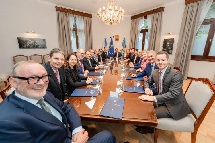 El gobernador Orrego recibió a embajadores europeos en Casa de Gobierno