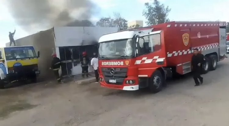 Un incendio de gran magnitud se desató en un depósito en Santa Lucía