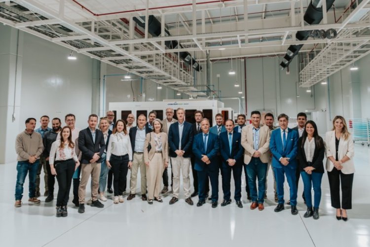 Embajadores europeos visitaron EPSE y conocieron la fábrica de paneles solares