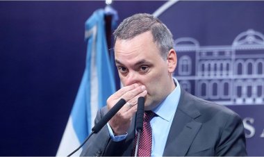 Ahora denuncian a Manuel Adorni por "apretar" a un testigo y piden su detención