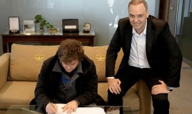 Javier Milei sin vueltas: "Ni en pedo se va Adorni"
