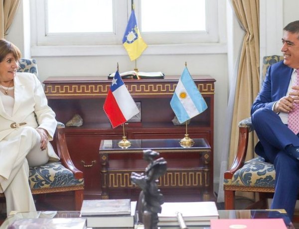 Bullrich desembarcó en Chile y se reunió con José Antonio Kast