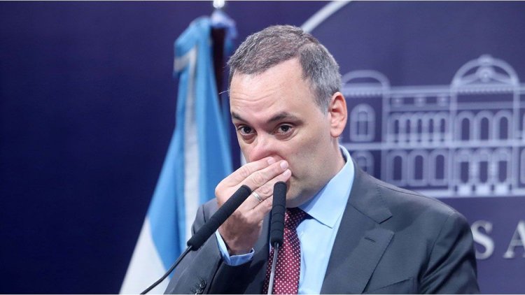 Ahora denuncian a Manuel Adorni por "apretar" a un testigo y piden su detención