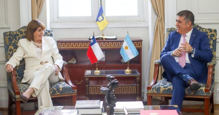 Bullrich desembarcó en Chile y se reunió con José Antonio Kast