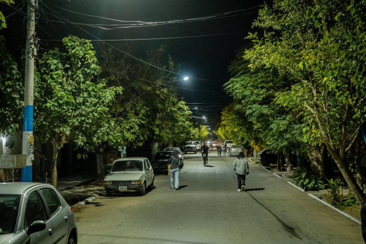 Nueva luminaria para la Villa Cremades en Pocito