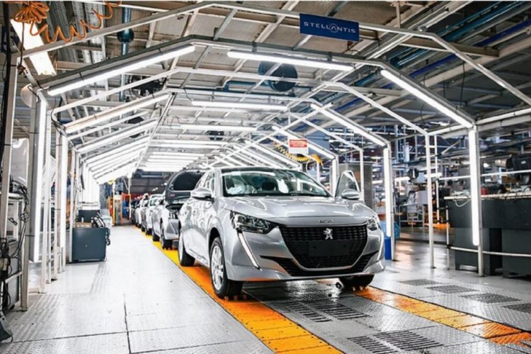 La planta que fabrica el segundo auto más vendido del país suspende su producción por un mes