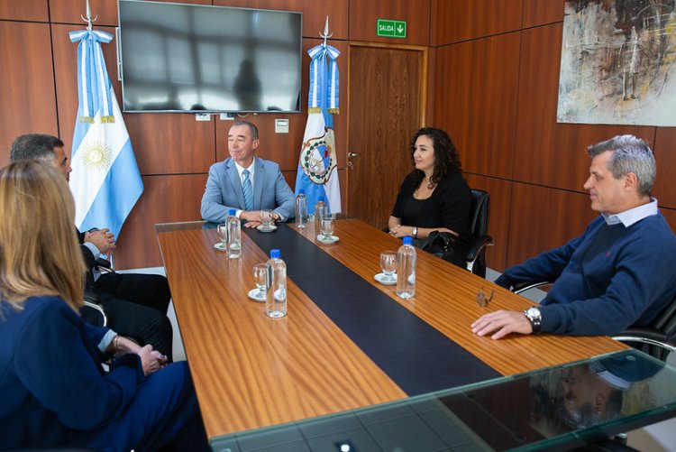 Fabián Martín recibió a autoridades de Santander Argentina