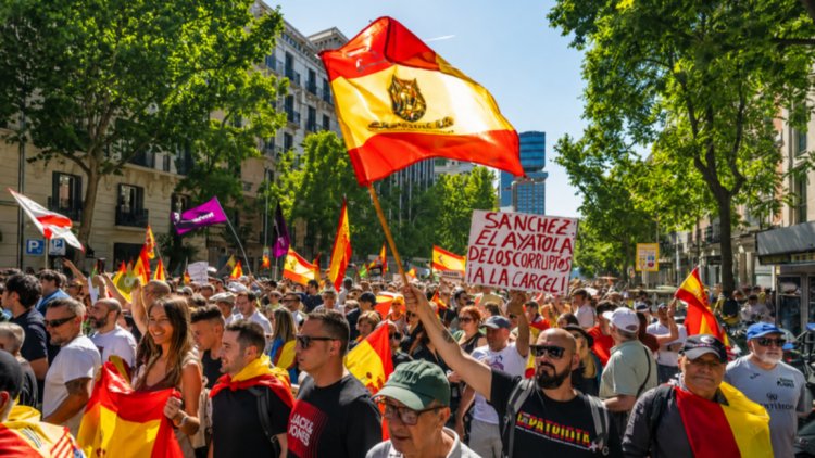 Una multitud copó las calles de Madrid para exigir la renuncia de Pedro Sánchez