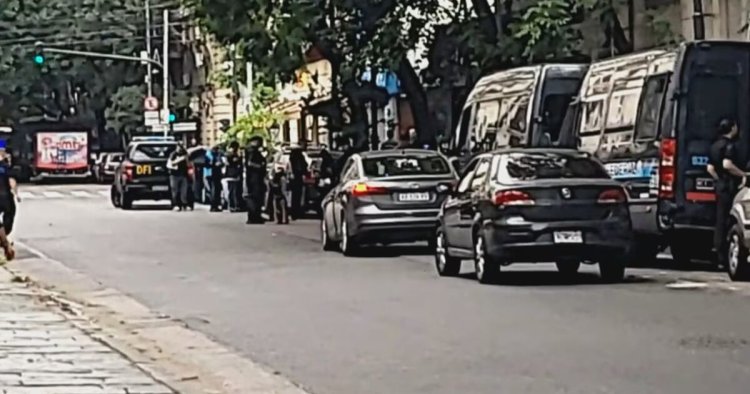 Operativo por paquete sospechoso frente al Teatro Colón