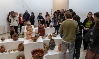 La Estación San Martín alberga una muestra colectiva de cerámica inspirada en la vasija ancestral